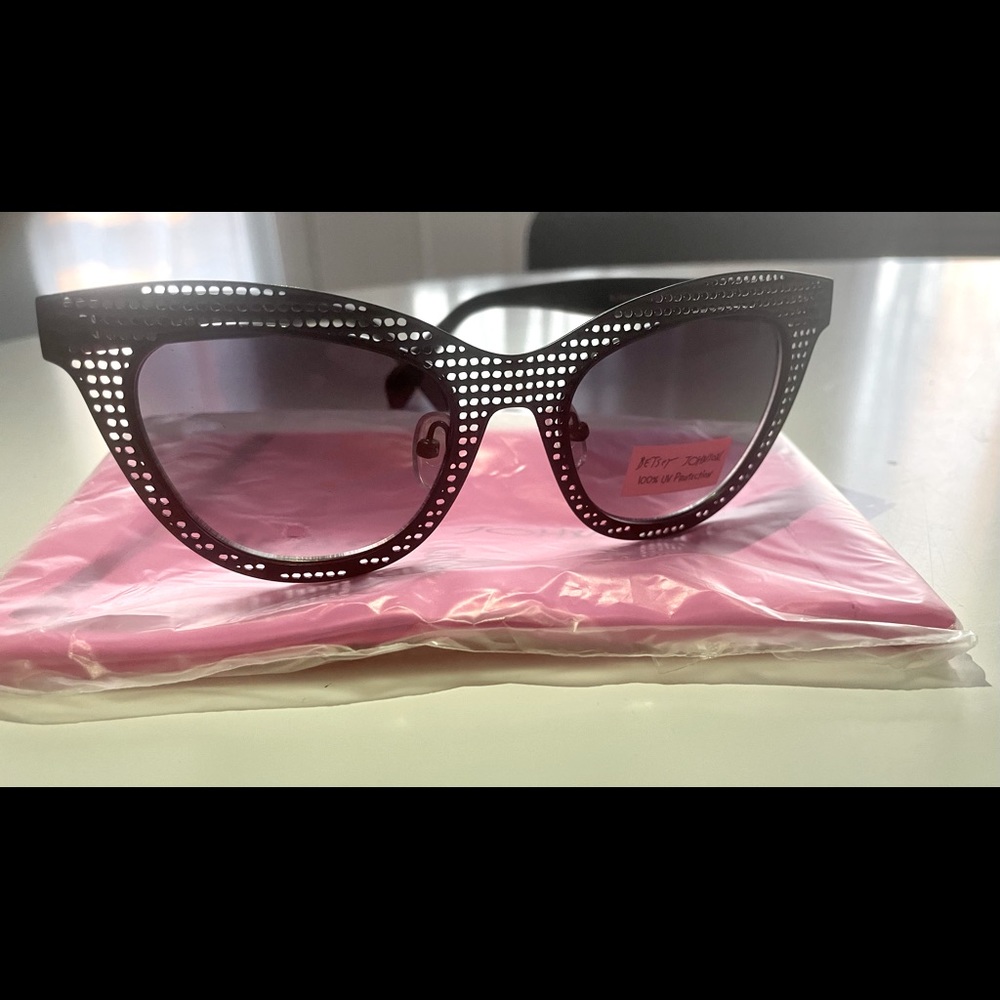 Black Cat eye Betsey Johnson sunglasses